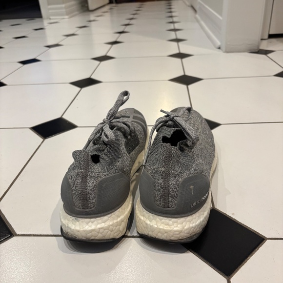 Men's Grey Ultra Boost - Size 9 - Picture 3 of 4